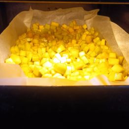 Dynia w piekarniku podczas procesu pieczenia.