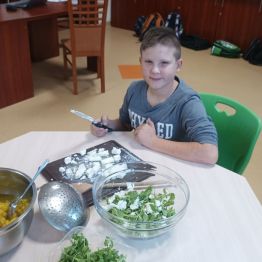 Piotr kroi ser feta w kostkę.