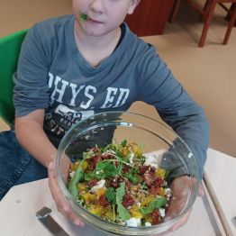 Piotr z przygotowaną samodzielnie sałatką z pieczonej dyni.
