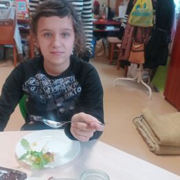 Marta konsumuje przygotowaną przez siebie sałatkę.