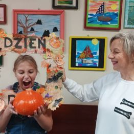 Daria z wychowawczynią na tle dekoracji z okazji Dnia Dyni.