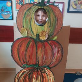 Wiktor w dyniowej fotobudce.