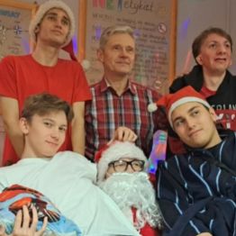 Grupowe zdjęcie z Mikołajem.