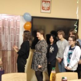 dziewczynki składają życzenia koleżance