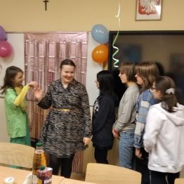 koleżanki składają życzenia jubilatce