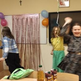 dziewczynki bawią się przy rytmach muzyki