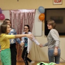 wspólna zabawa dziewcząt