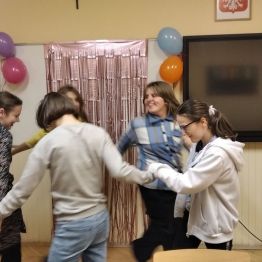 wspólna zabawa dziewcząt