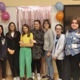 Grupa wychowanek pozuje do zdjęcia