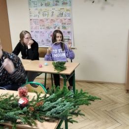 Dziewczynki przygotowują dekoracje świąteczne 