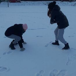 Zabawy na śniegu.