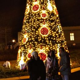 wychowanki stoją pod udekorowana choinką