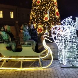 wychowanki stoja pod udekorowana choinką
