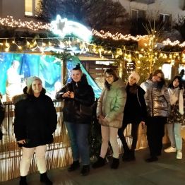 wychowanki stoją w scenerii świątecznej na placu Artystów