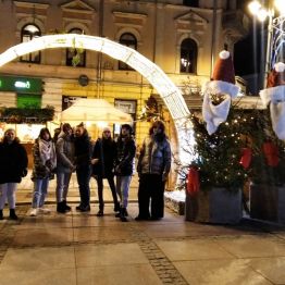 wychowanki stoją w scenerii świątecznej na placu Artystów 