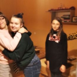 dziewczynki składają koleżance życzenia