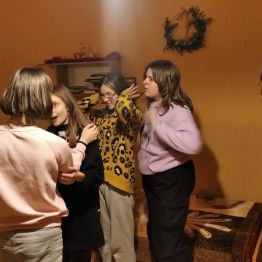 jubilatka przyjmuje życzenia od koleżanek
