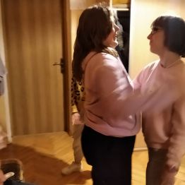 dziewczynki składają koleżance życzenia
