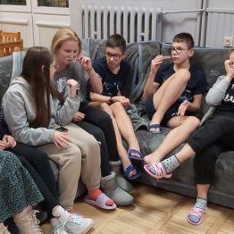 Wychowankowie oceniają i odgadują zapachy roślin, owoców i drzew