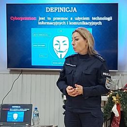 Pani Policjantka podczas prowadzenia zajęć