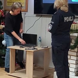 Pani Policjantka podczas prowadzenia zajęć