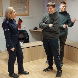 Pani Policjantka i młodzież podczas zajęć