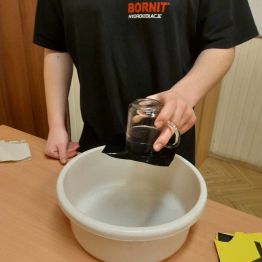 dlaczego woda nie wylewa się ze szklanki odwróconej do góry dnem i nakrytej kartka?