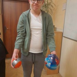 piłka zmyłka dlaczego odbija się na boki?