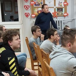 Uczestnicy spotkania walentynkowego.