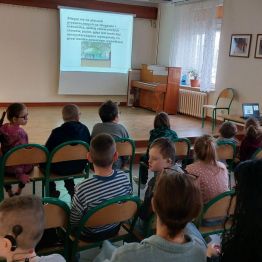 Spotkanie z policjantem na temat bezpieczeństwa w czasie ferii zimowych