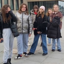 Wspólne zdjęcie przed wejściem na dworzec.