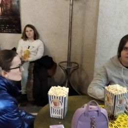 Dziewczynki zakupiły popcorn 