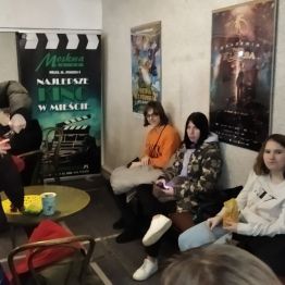 Dziewczynki czekają na zakup biletów do kina 