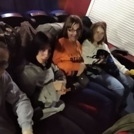Wychowankowie oczekują na projekcję filmu