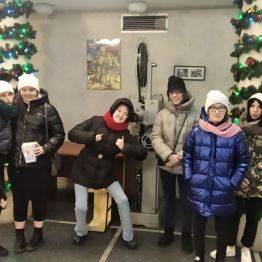 Wychowankowie oczekują przed kasą biletową za zakup 