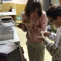 Dziewczynki robią faworki 