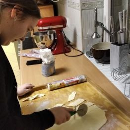 Wychowanka przygotowuje wypieki karnawałowe 