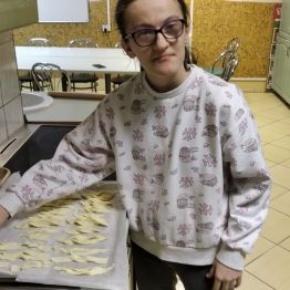 Dziewczynka przygotowuje faworki do upieczenia 