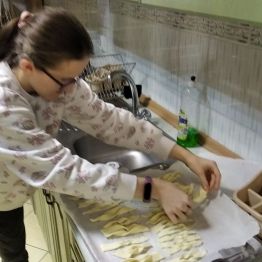 Dziewczynka robi faworki 