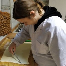 Wychowanka przygotowuje ciasto na faworki 