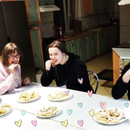 Wychowanki konsumują przygotowane wypieki 