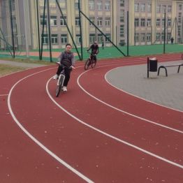 Trzech chłopców jeździ na rowerach.