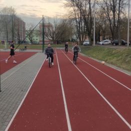 Chłopcy jeżdżą na rowerach.
