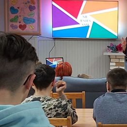 Młodzież podczas prezentacji multimedialnej