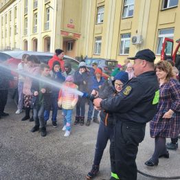 grupa dzieci poznaje narzędzia strażaków 