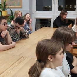 Młodzież podczas prezentacji multimedialnej
