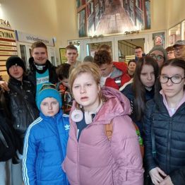 Uczniowie w budynku Pedagogicznej Biblioteki Wojewódzkiej w Kielcach.