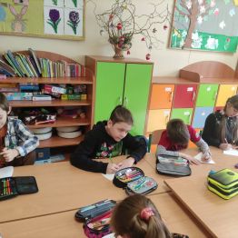 Uczniowie klas I wykonują zadanie z projektu edukacyjnego