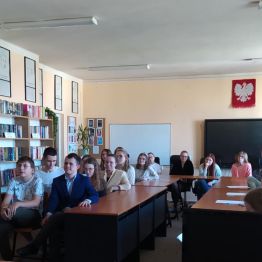 Uczestnicy konkursu w bibliotece szkolnej. 