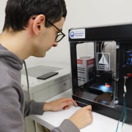 obserwujemy drukarkę 3D podczas wydruku